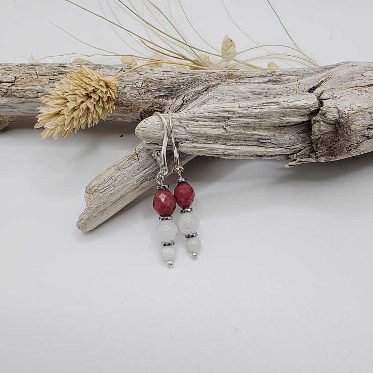 Kolczyki z kamieni naturalnych - rodonit i kamień księżycowy