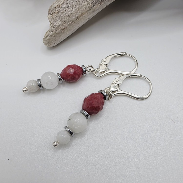 Kolczyki z kamieni naturalnych - rodonit i kamień księżycowy